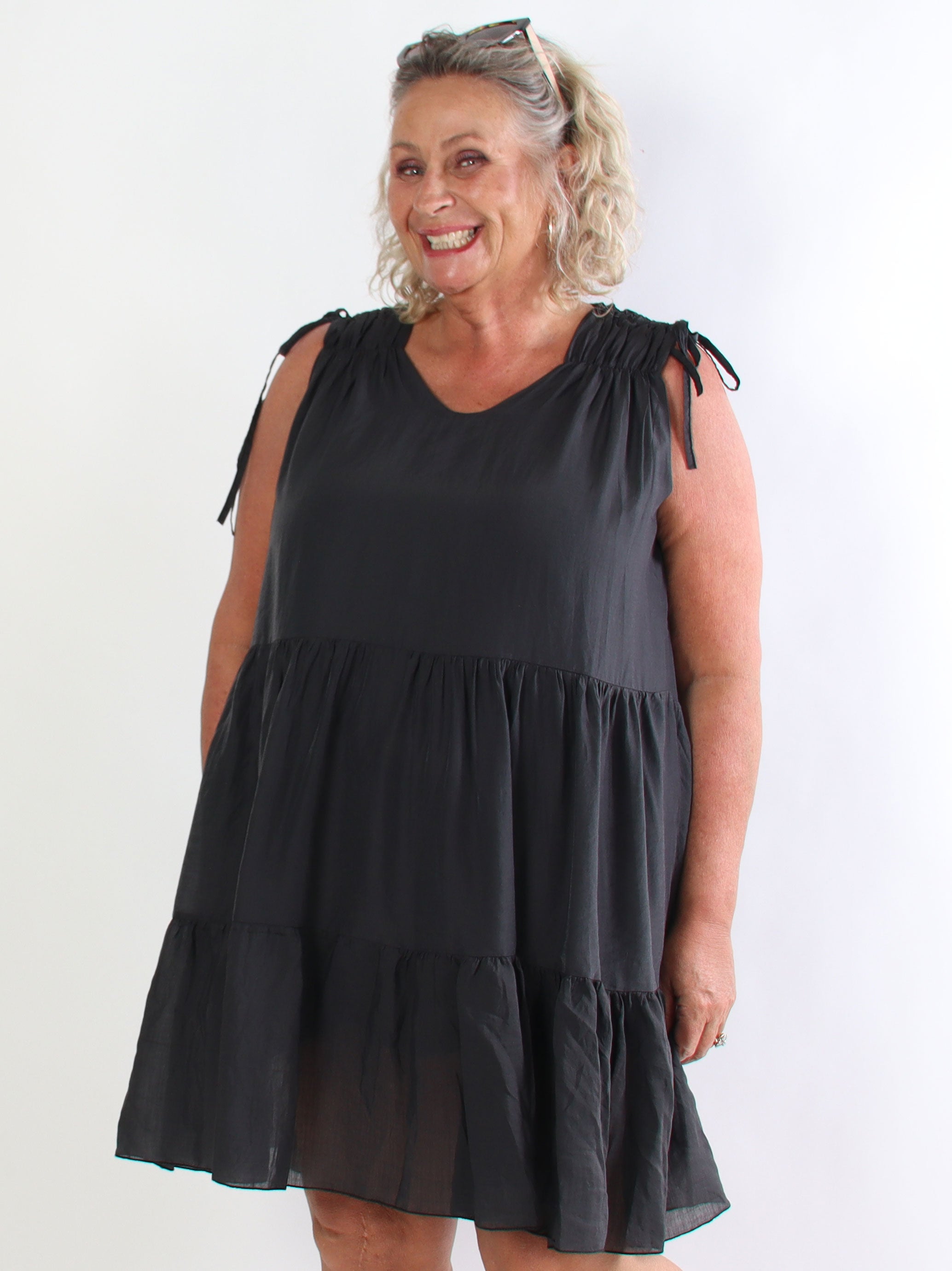 Branka - Lag-på-lag plus size kjole med fine rynkedetaljer ved skuldrene
